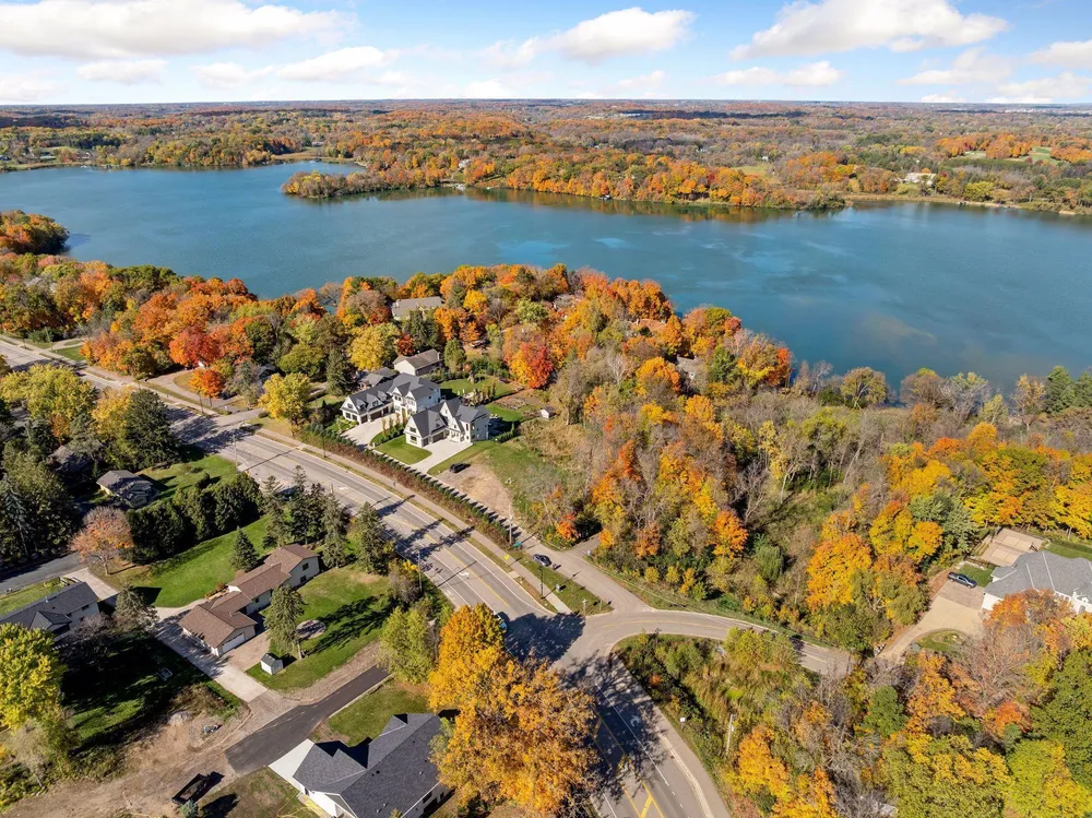 1050 Old Long Lake Rd, Wayzata, MN 55391