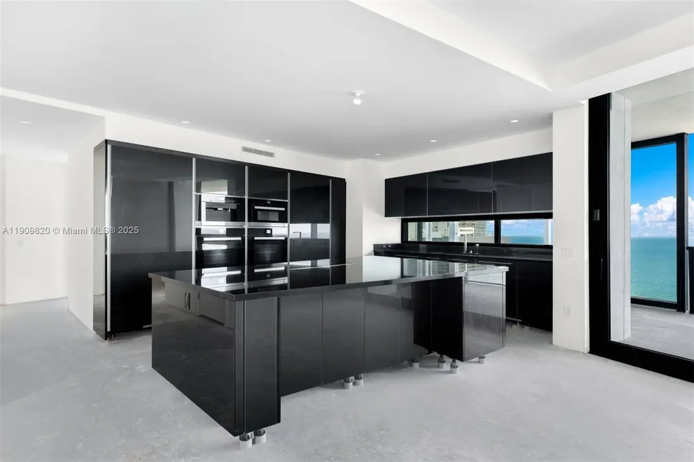 18555 Collins Ave, Sunny Isles Beach, FL 33160