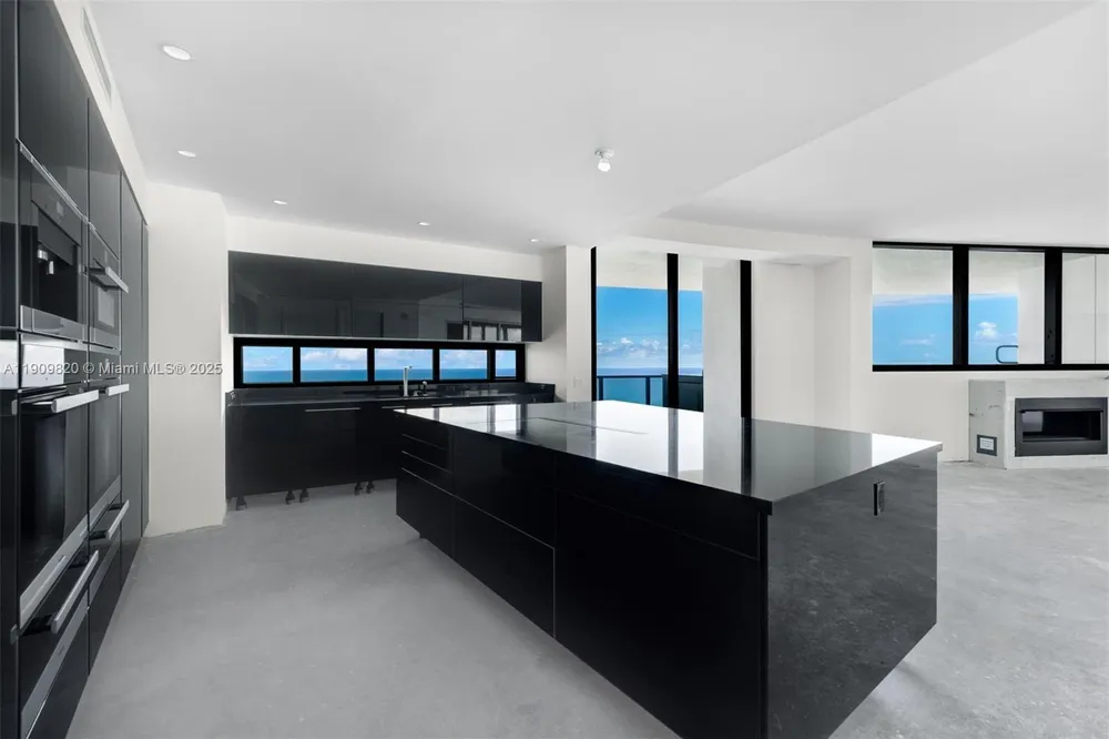 18555 Collins Ave, Sunny Isles Beach, FL 33160