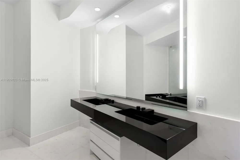 18555 Collins Ave, Sunny Isles Beach, FL 33160