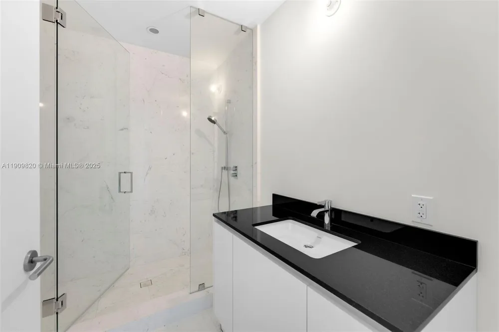 18555 Collins Ave, Sunny Isles Beach, FL 33160