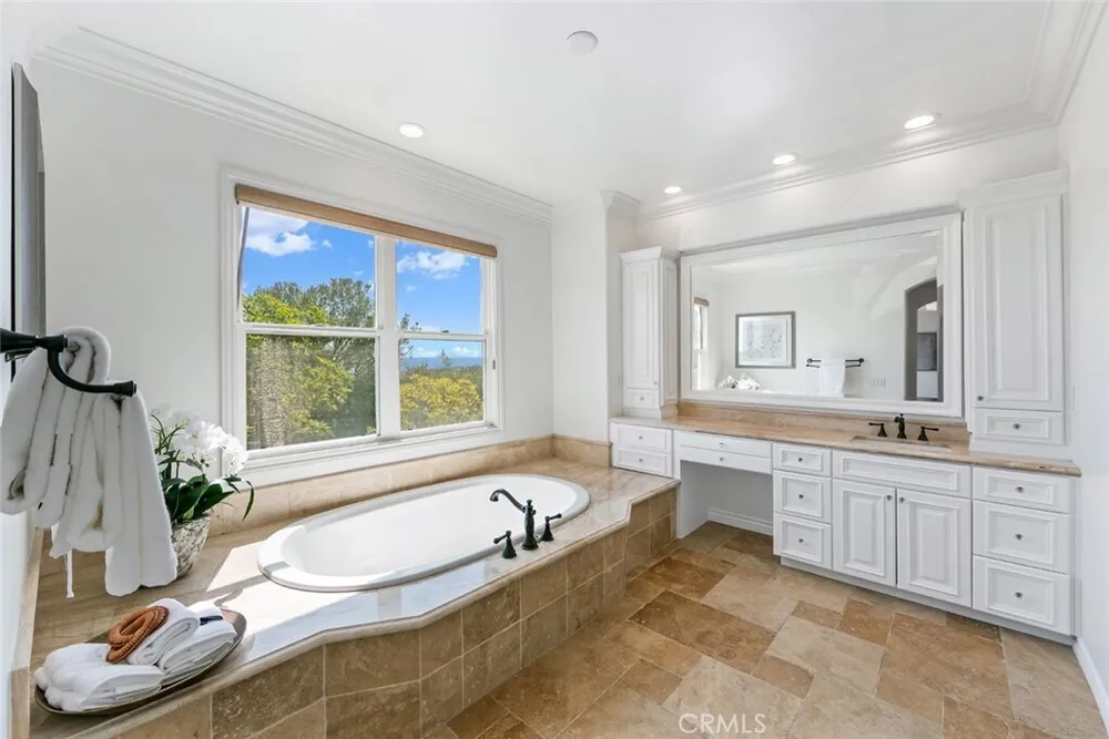 2 Agostino, Newport Beach, CA 92657