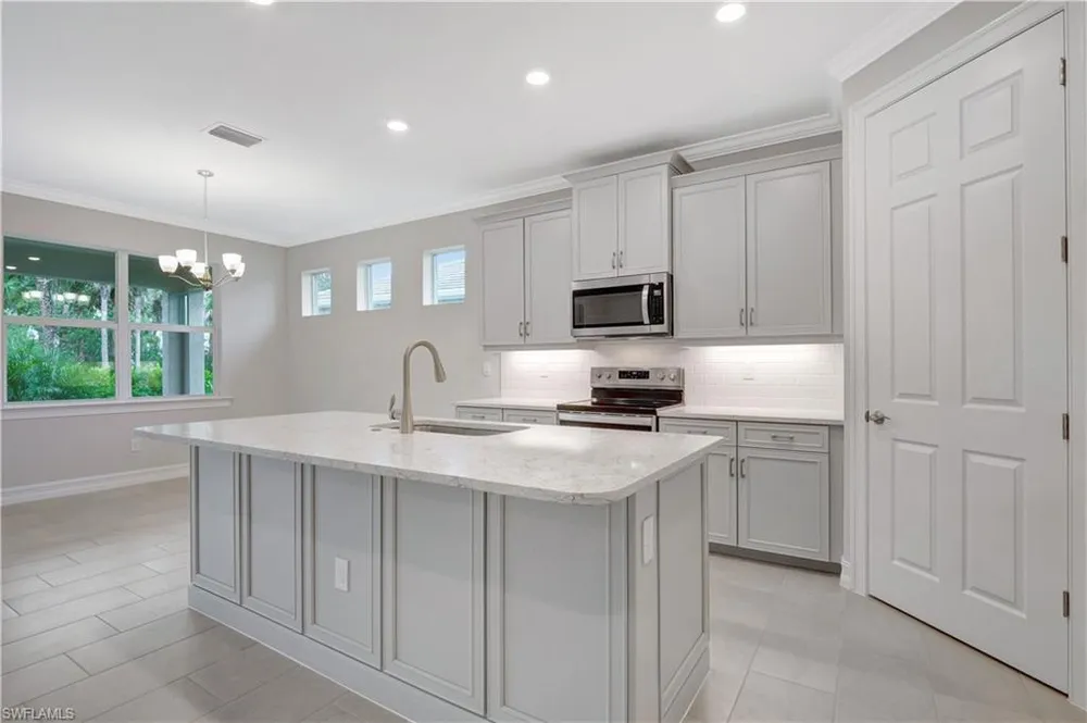 335 Tamarindo Ln, Naples, FL 34114