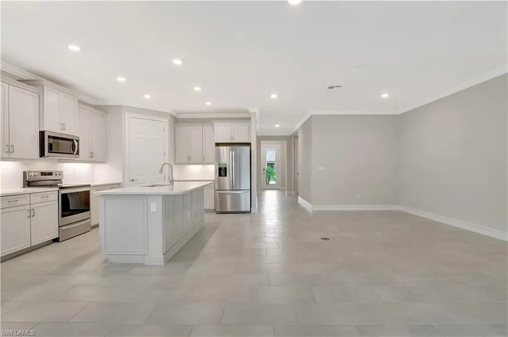 335 Tamarindo Ln, Naples, FL 34114