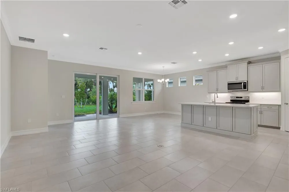 335 Tamarindo Ln, Naples, FL 34114