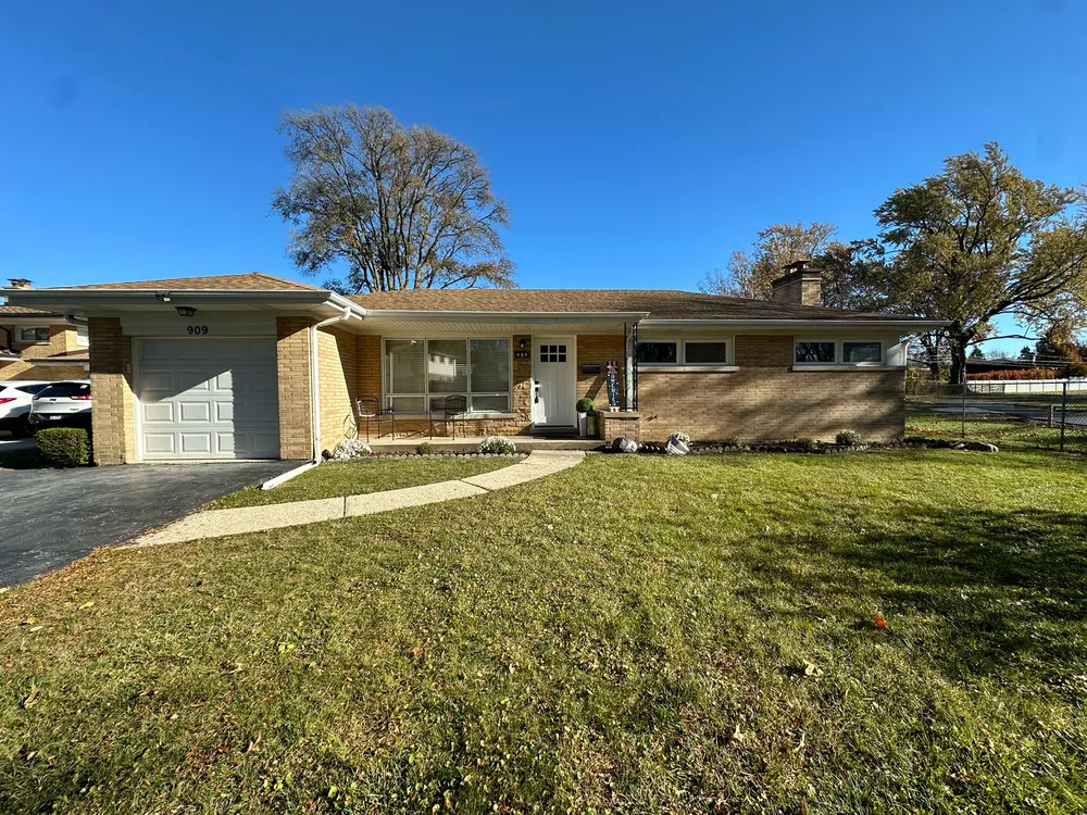 909 S Emerson St, Mount Prospect, IL 60056