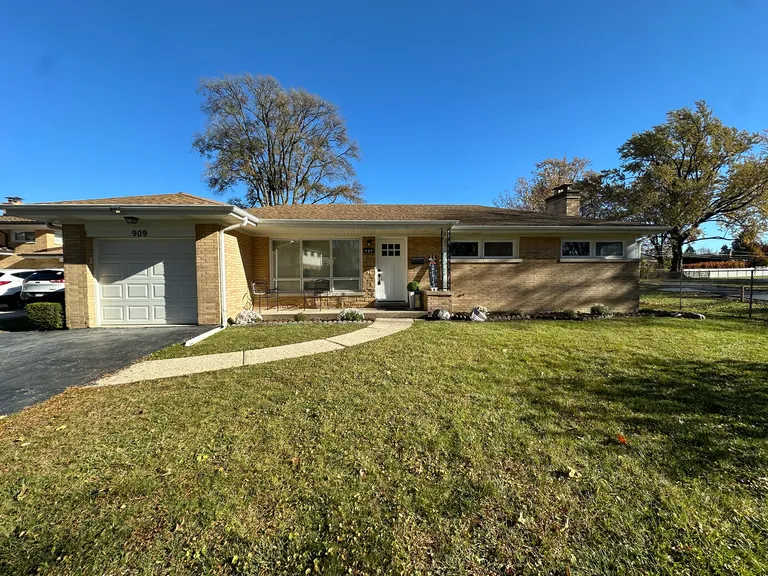 909 S Emerson St, Mount Prospect, IL 60056