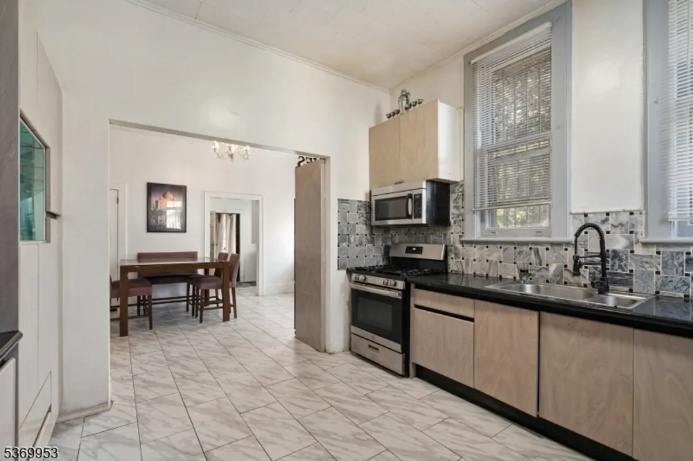 229 Ballantine Pkwy, Newark, NJ 07104