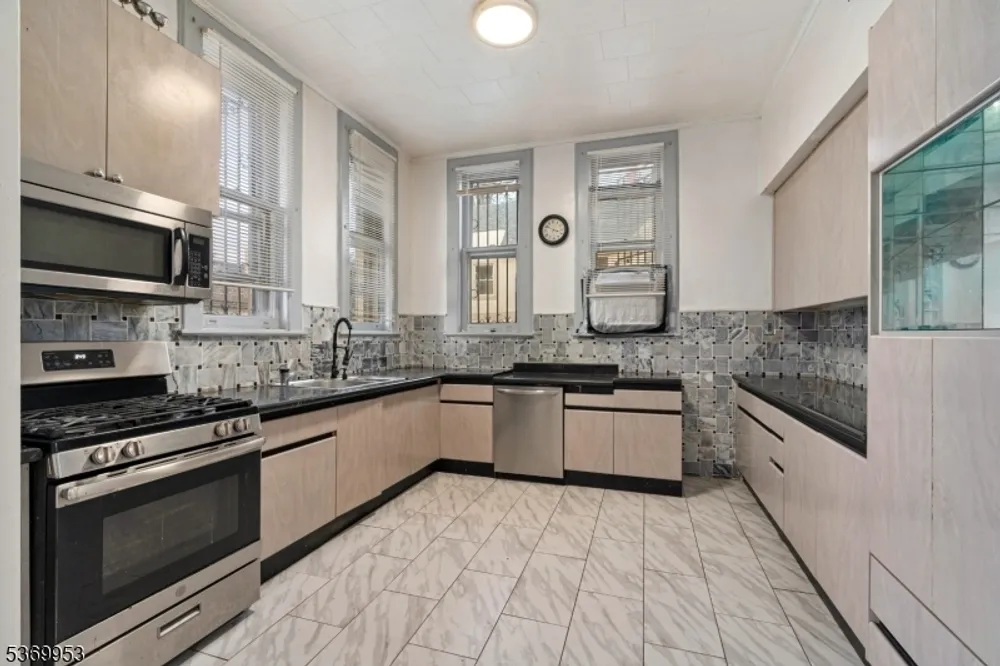 229 Ballantine Pkwy, Newark, NJ 07104