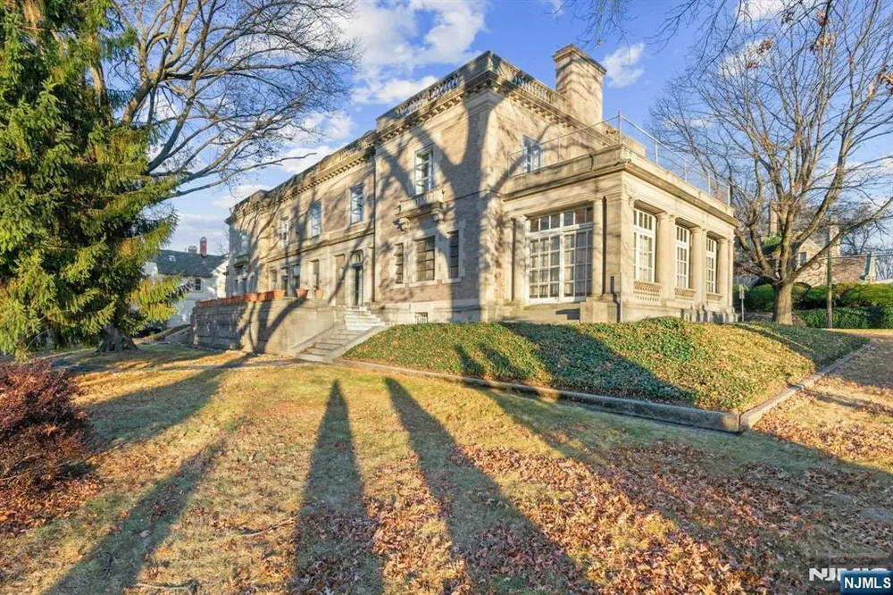235 Ballantine Pkwy, Newark, NJ 07104