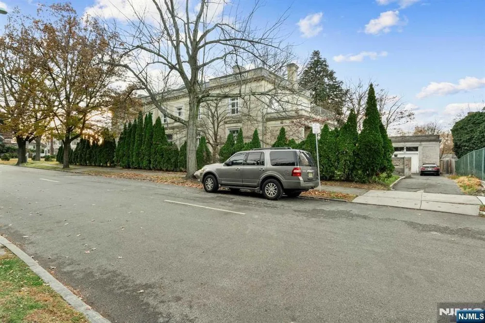235 Ballantine Pkwy, Newark, NJ 07104