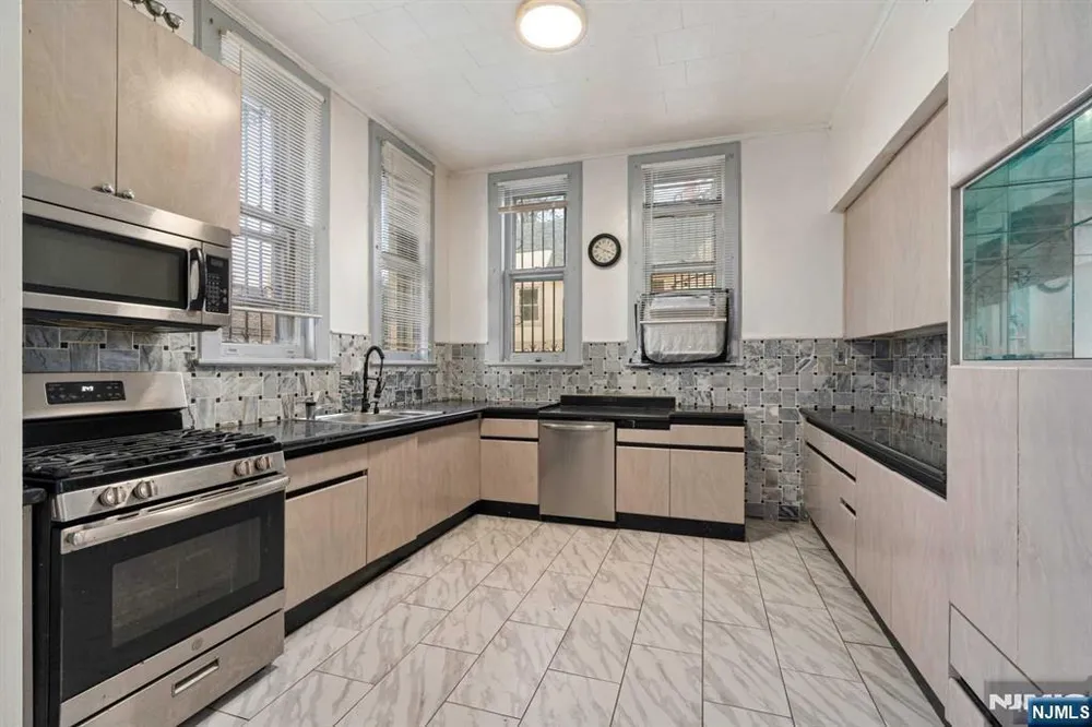 235 Ballantine Pkwy, Newark, NJ 07104