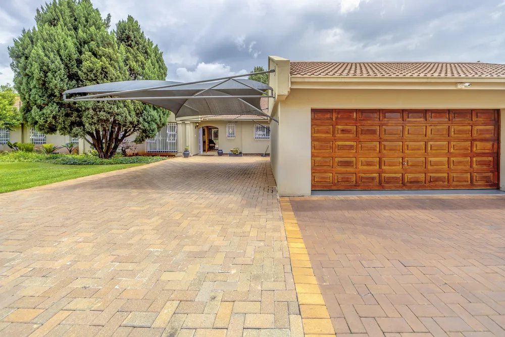 South Africa, Gauteng, Bedfordview, Nettleton Road, 3