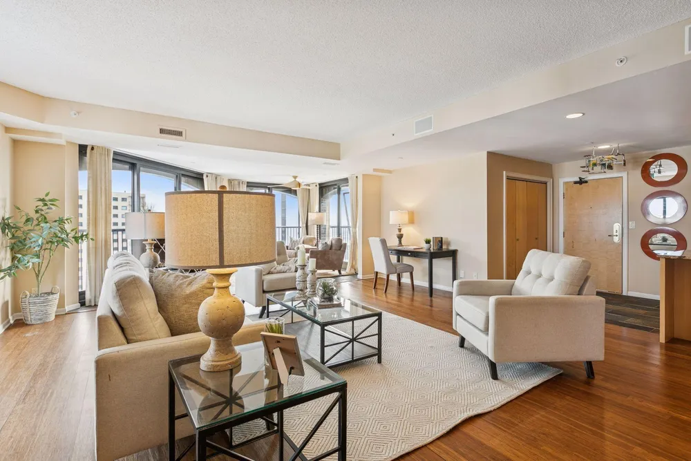 1235 Yale Pl, Minneapolis, MN 55403