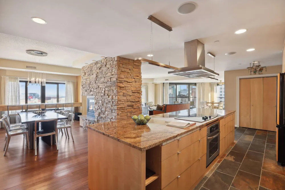 1235 Yale Pl, Minneapolis, MN 55403