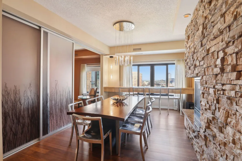 1235 Yale Pl, Minneapolis, MN 55403