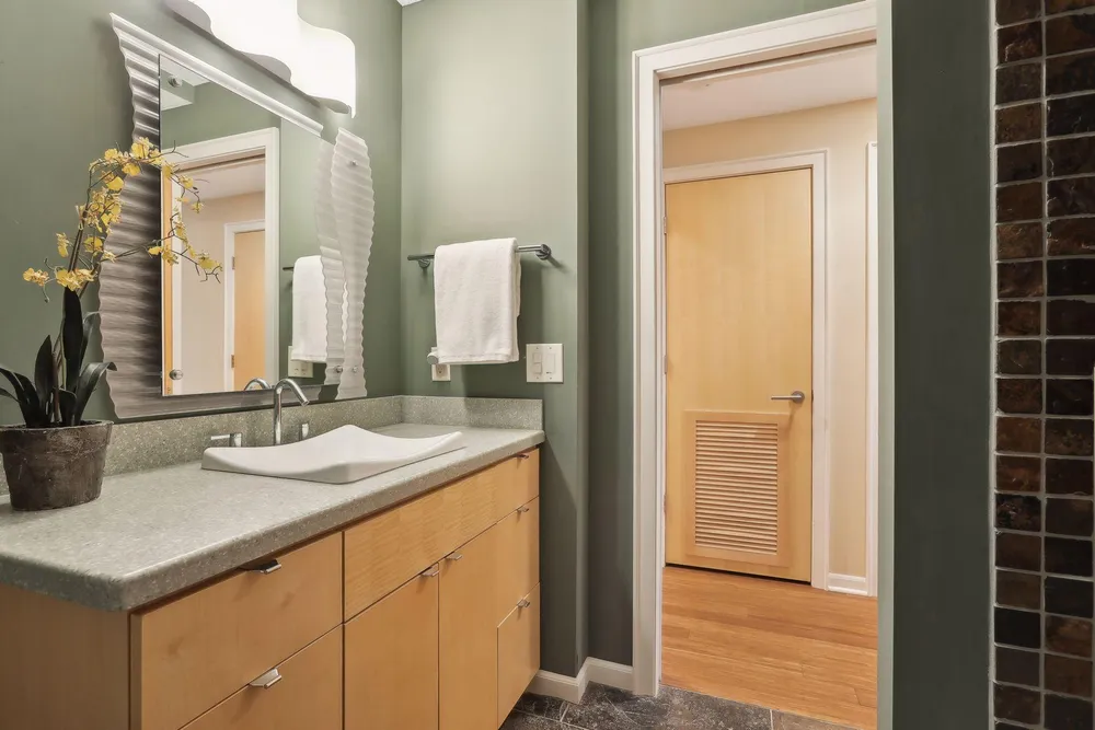 1235 Yale Pl, Minneapolis, MN 55403