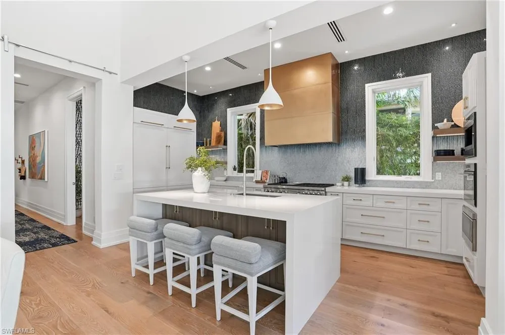 185 N Lake Dr, Naples, FL 34102
