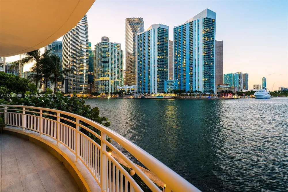 848 Brickell Key Dr, Miami, FL 33131