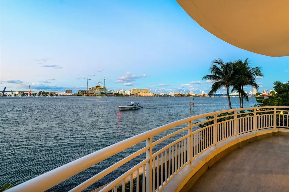 848 Brickell Key Dr, Miami, FL 33131