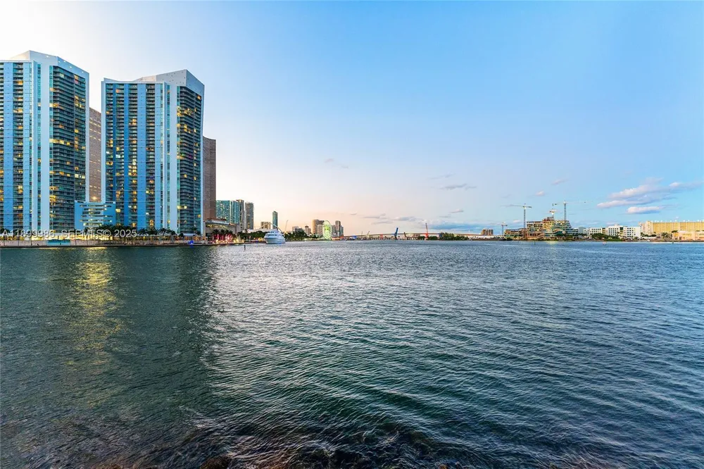 848 Brickell Key Dr, Miami, FL 33131