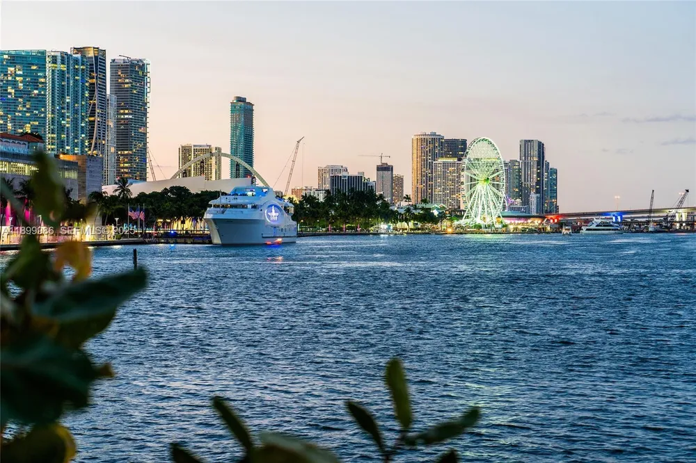 848 Brickell Key Dr, Miami, FL 33131