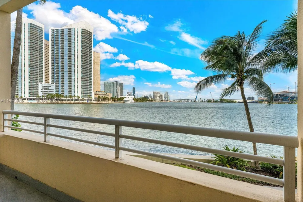 848 Brickell Key Dr, Miami, FL 33131
