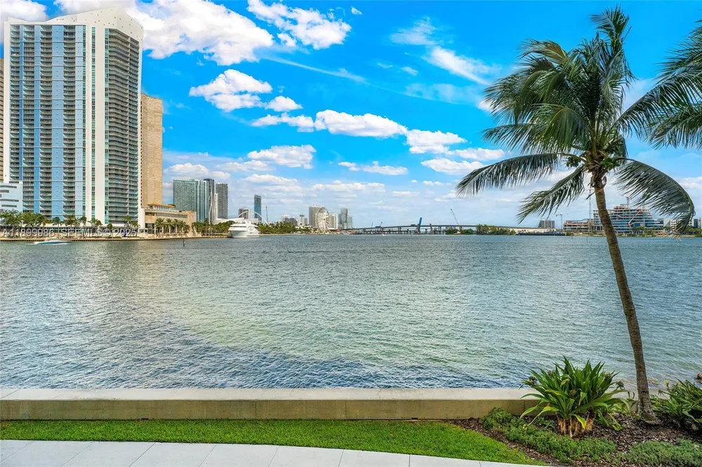 848 Brickell Key Dr, Miami, FL 33131