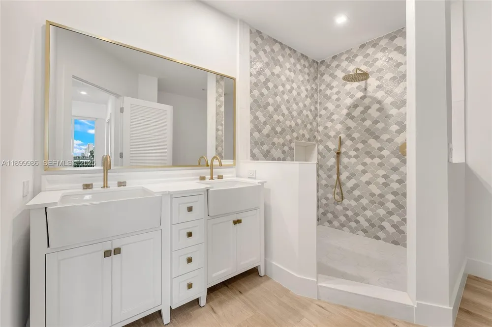 848 Brickell Key Dr, Miami, FL 33131