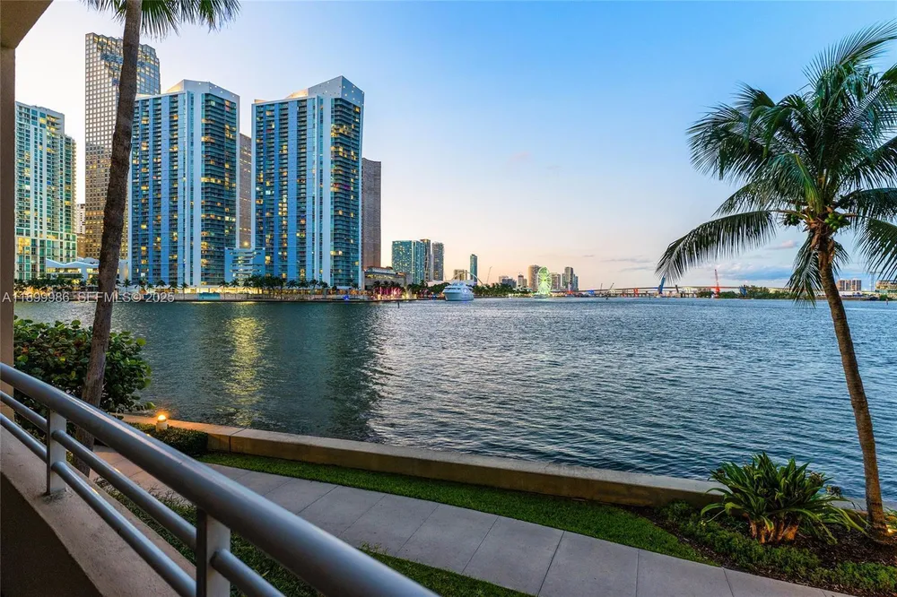 848 Brickell Key Dr, Miami, FL 33131