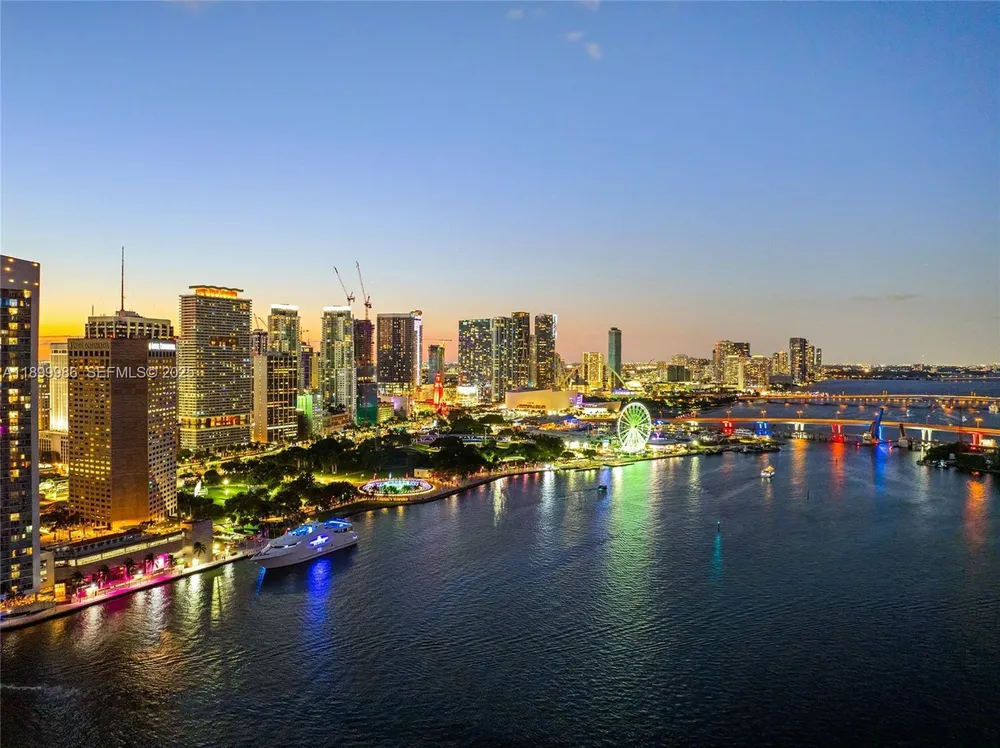 848 Brickell Key Dr, Miami, FL 33131