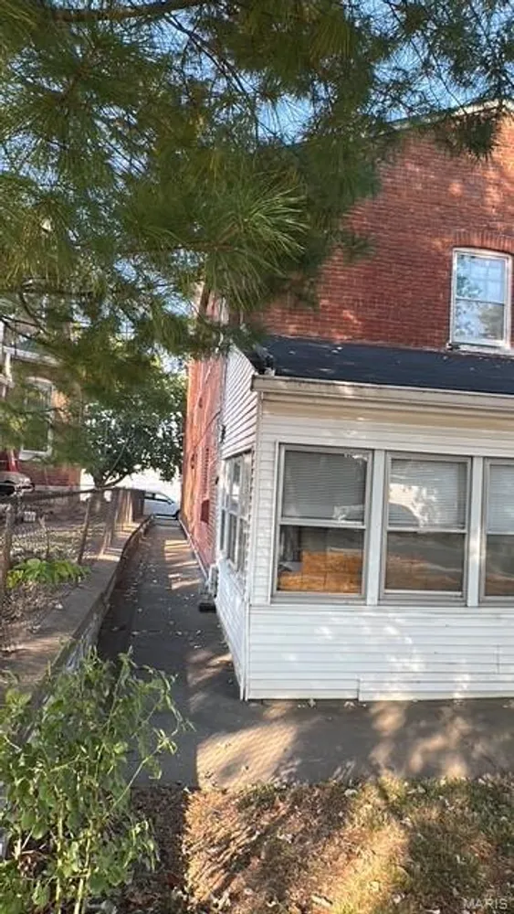 417 Jackson St, St Charles, MO 63301