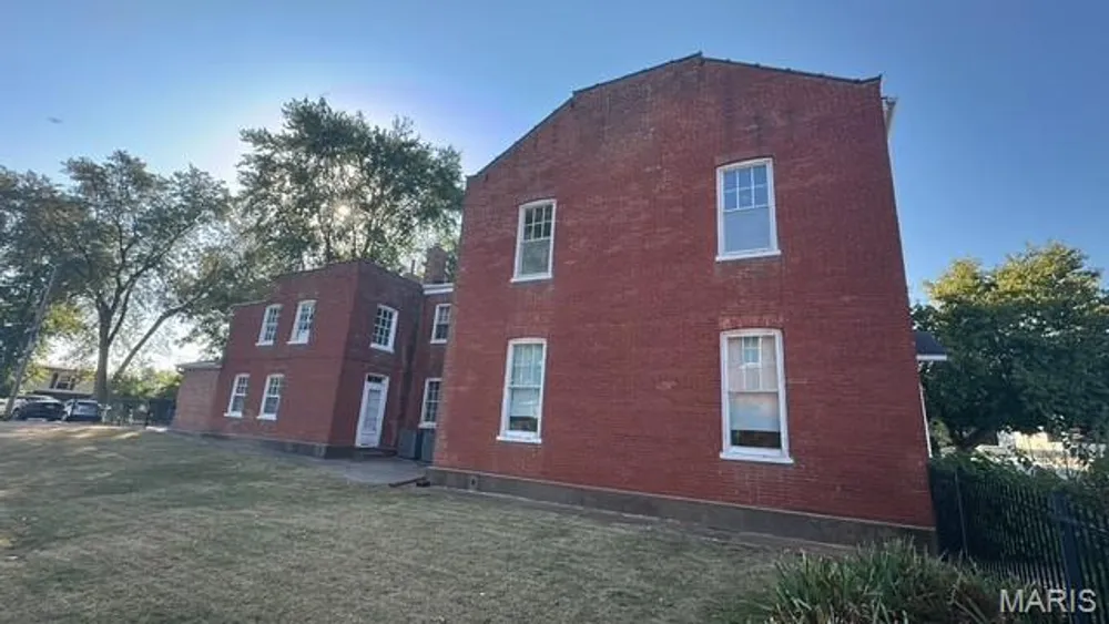 417 Jackson St, St Charles, MO 63301