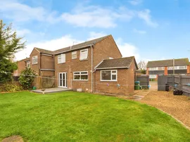 Bakers Walk, Weston Turville, Aylesbury thumb 2
