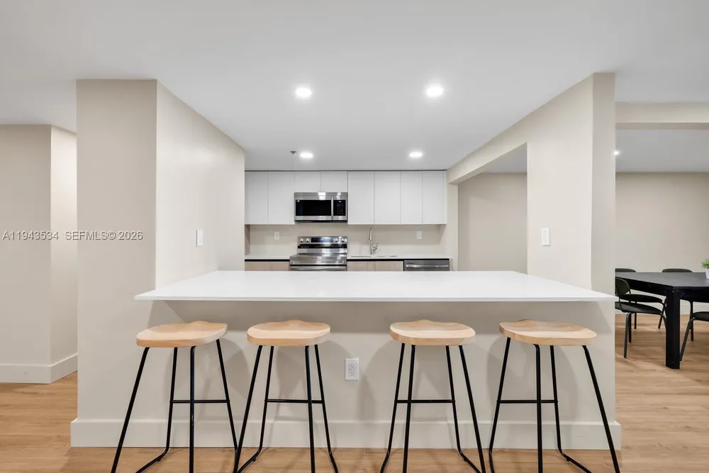 5445 Collins Ave, Miami Beach, FL 33140