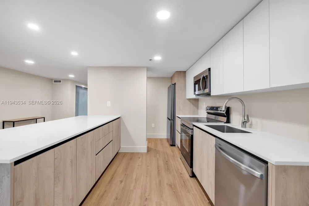 5445 Collins Ave, Miami Beach, FL 33140