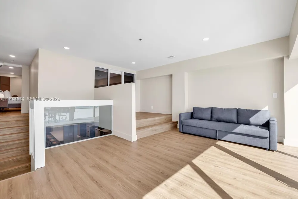 5445 Collins Ave, Miami Beach, FL 33140