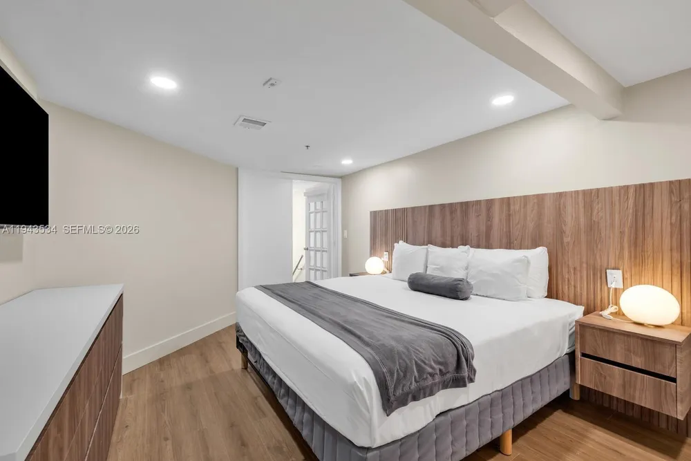 5445 Collins Ave, Miami Beach, FL 33140