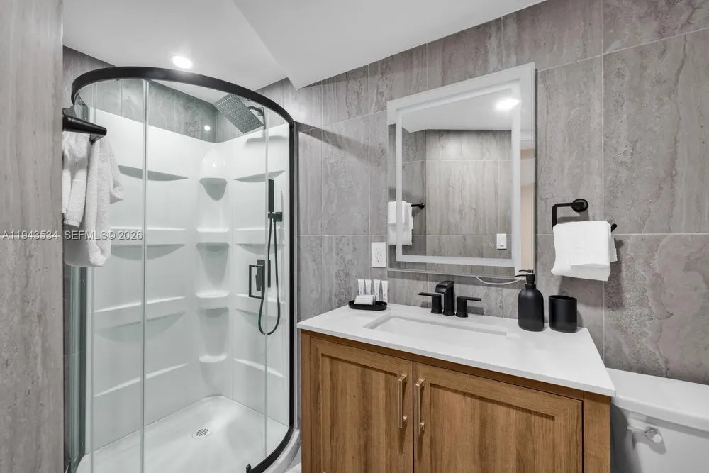 5445 Collins Ave, Miami Beach, FL 33140