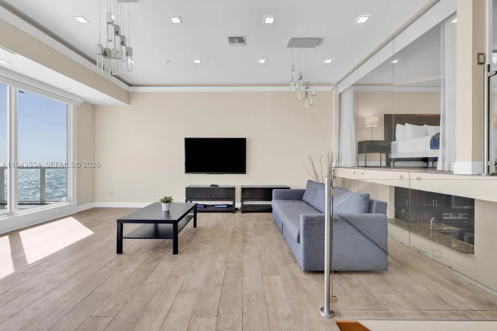 5445 Collins Ave, Miami Beach, FL 33140