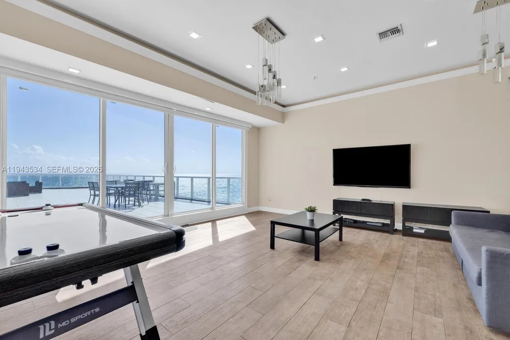 5445 Collins Ave, Miami Beach, FL 33140