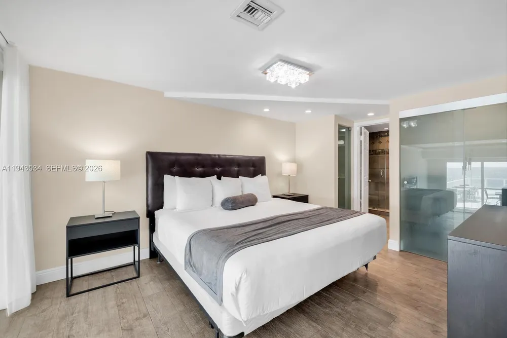 5445 Collins Ave, Miami Beach, FL 33140