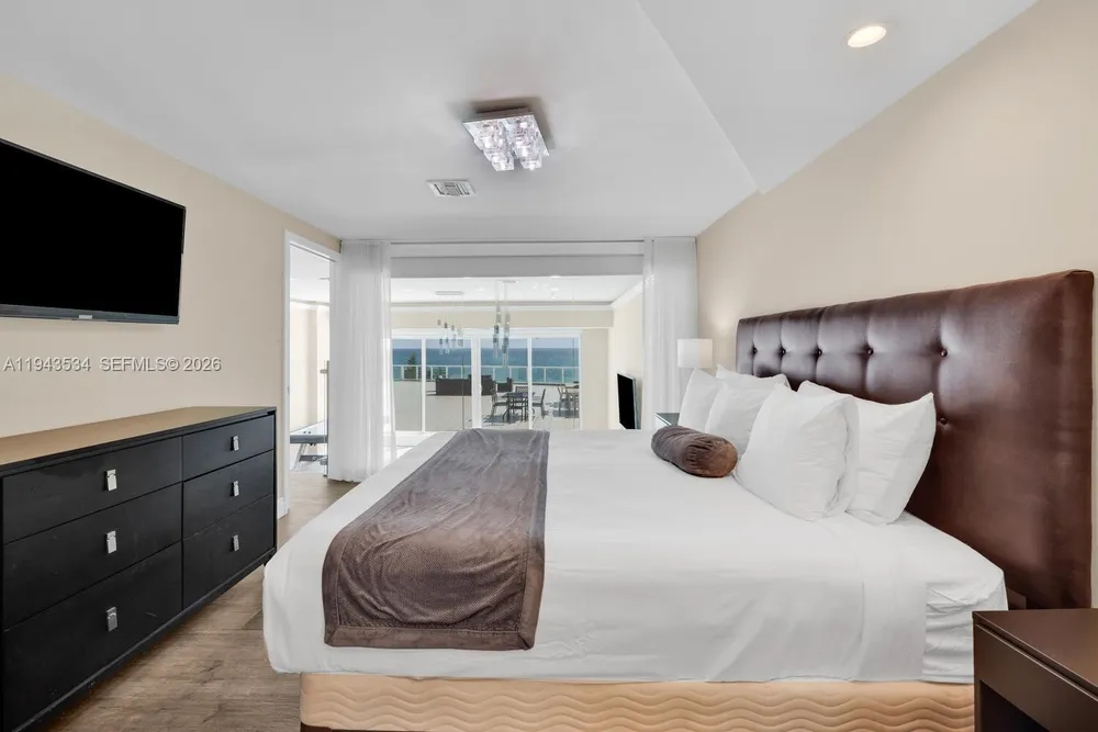 5445 Collins Ave, Miami Beach, FL 33140