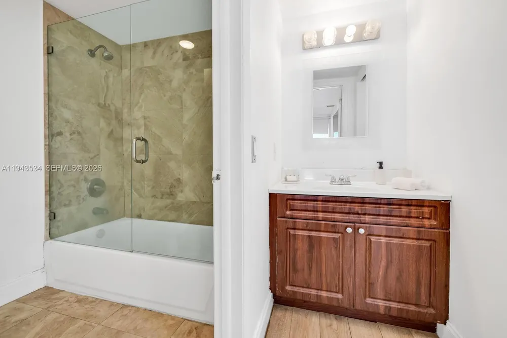 5445 Collins Ave, Miami Beach, FL 33140