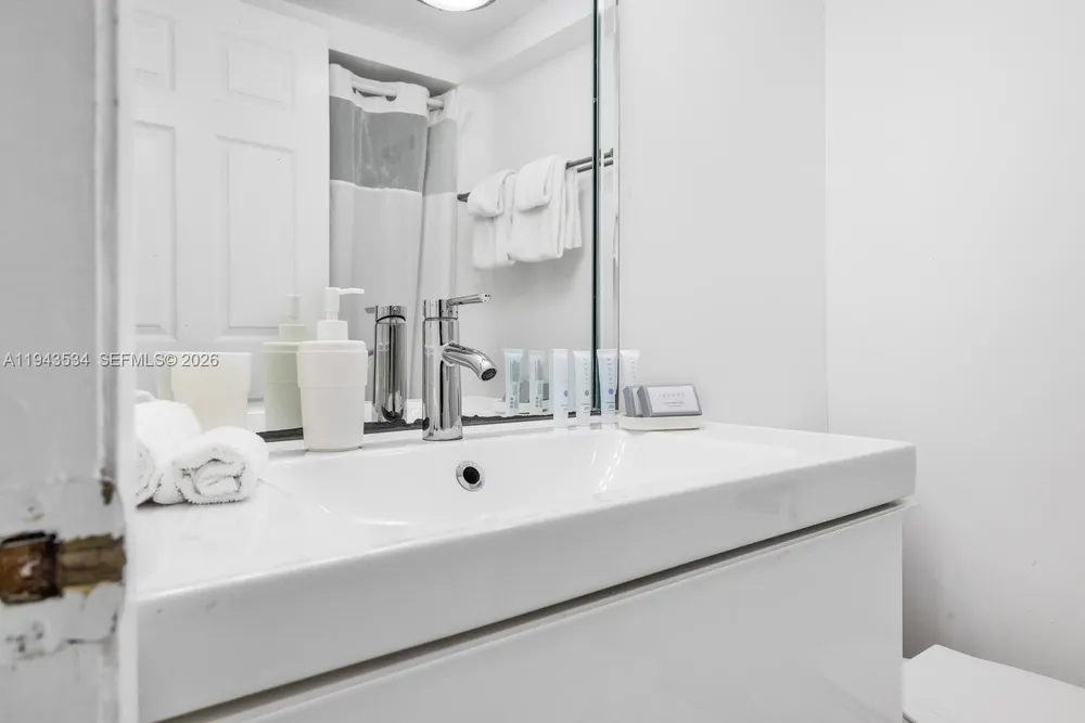 5445 Collins Ave, Miami Beach, FL 33140