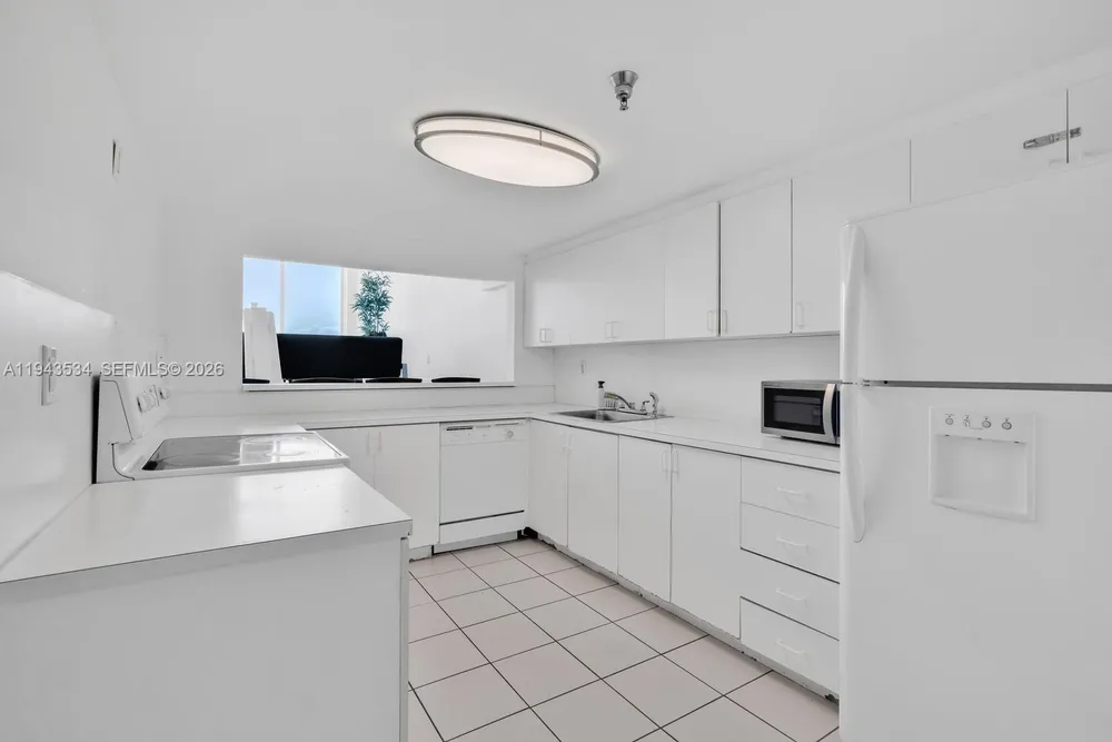 5445 Collins Ave, Miami Beach, FL 33140