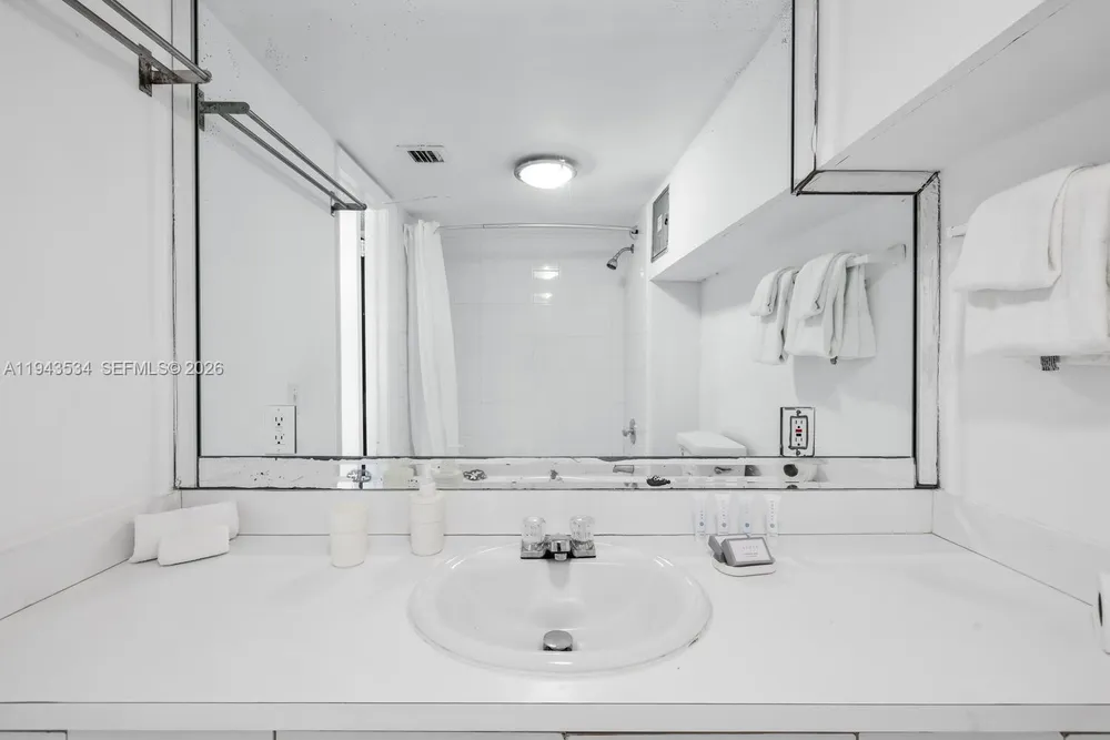 5445 Collins Ave, Miami Beach, FL 33140