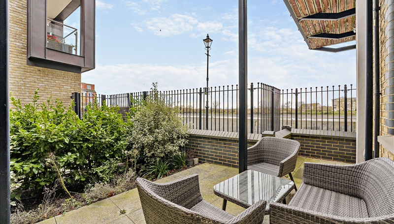 Stunning Two-Bedroom Riverside Garden Apartment Image 6