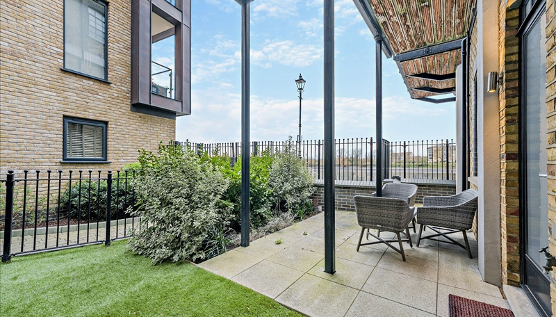 Stunning Two-Bedroom Riverside Garden Apartment Image 7