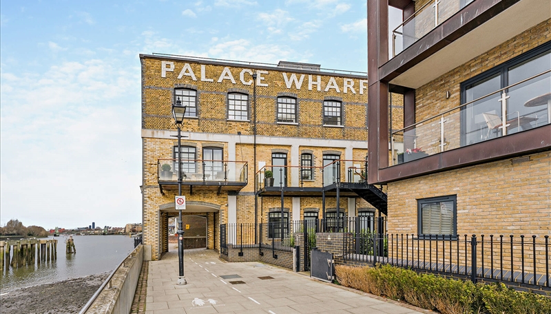 Stunning Two-Bedroom Riverside Garden Apartment Image 8